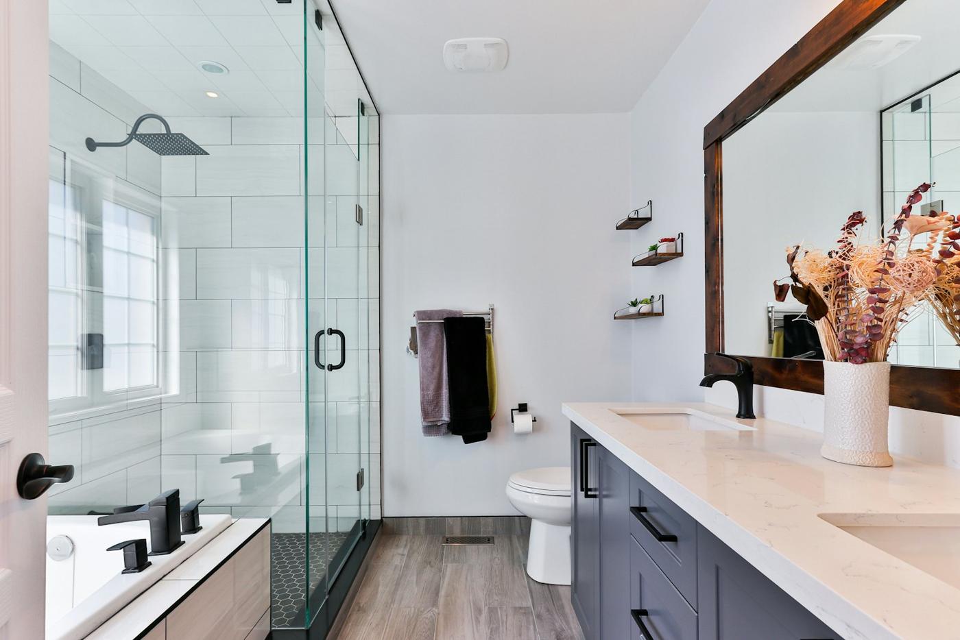 Salle de bain moderne avec douche vitrée et double vasque