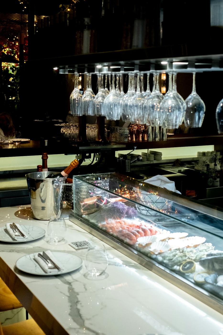 Le comptoir et la vitrine de fruits de mer