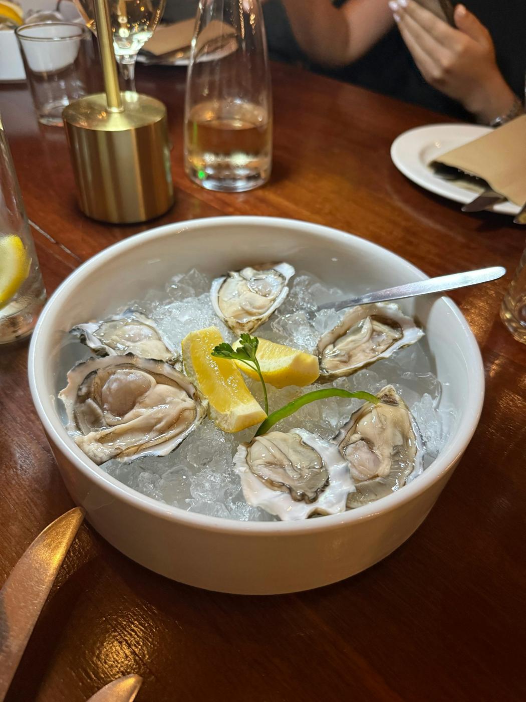 Huîtres sur glace pilée avec citron