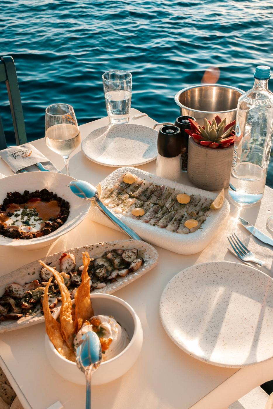 Table de fruits de mer au bord de l'eau