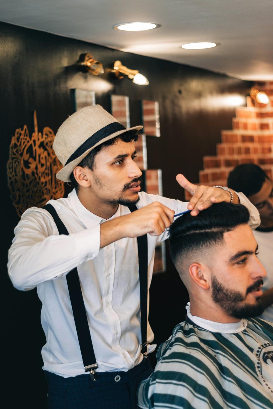 Barbier coiffant un client