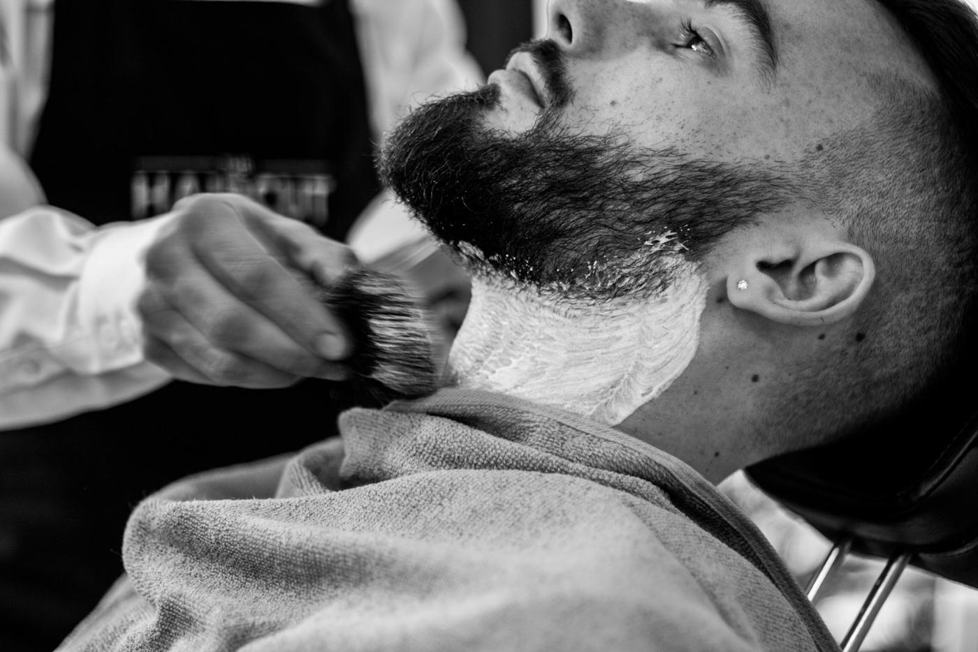 Rasage à l'ancienne avec mousse au blaireau
