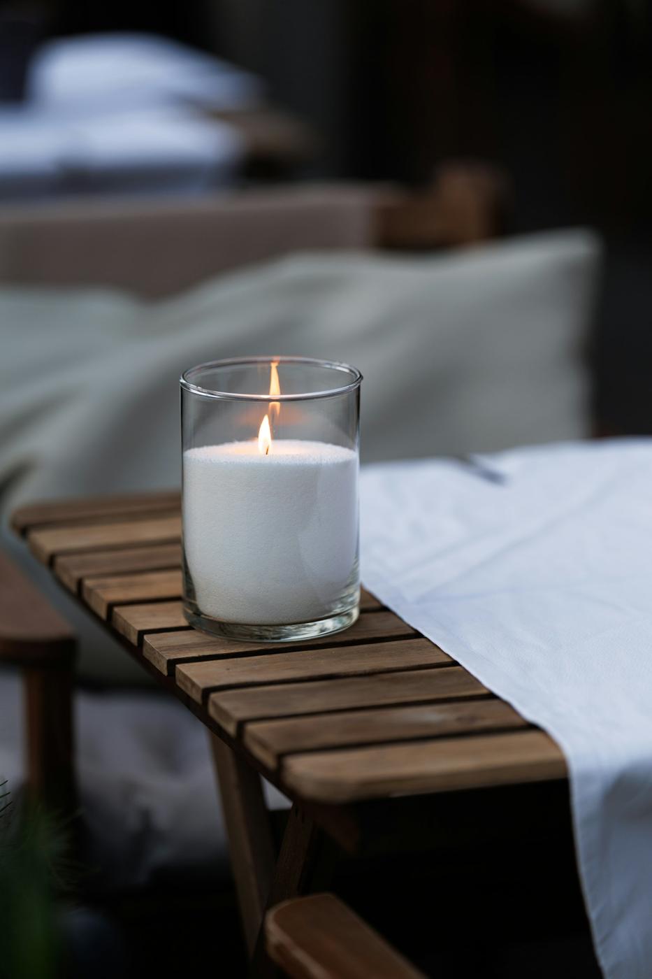 Bougie allumée sur une table en bois
