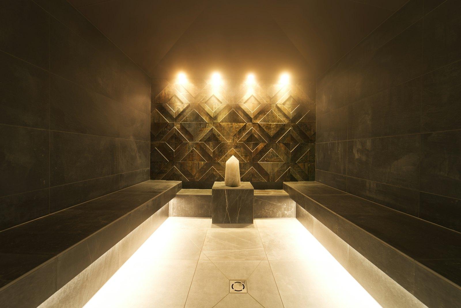 Hammam en pierre éclairé par des lumières chaudes