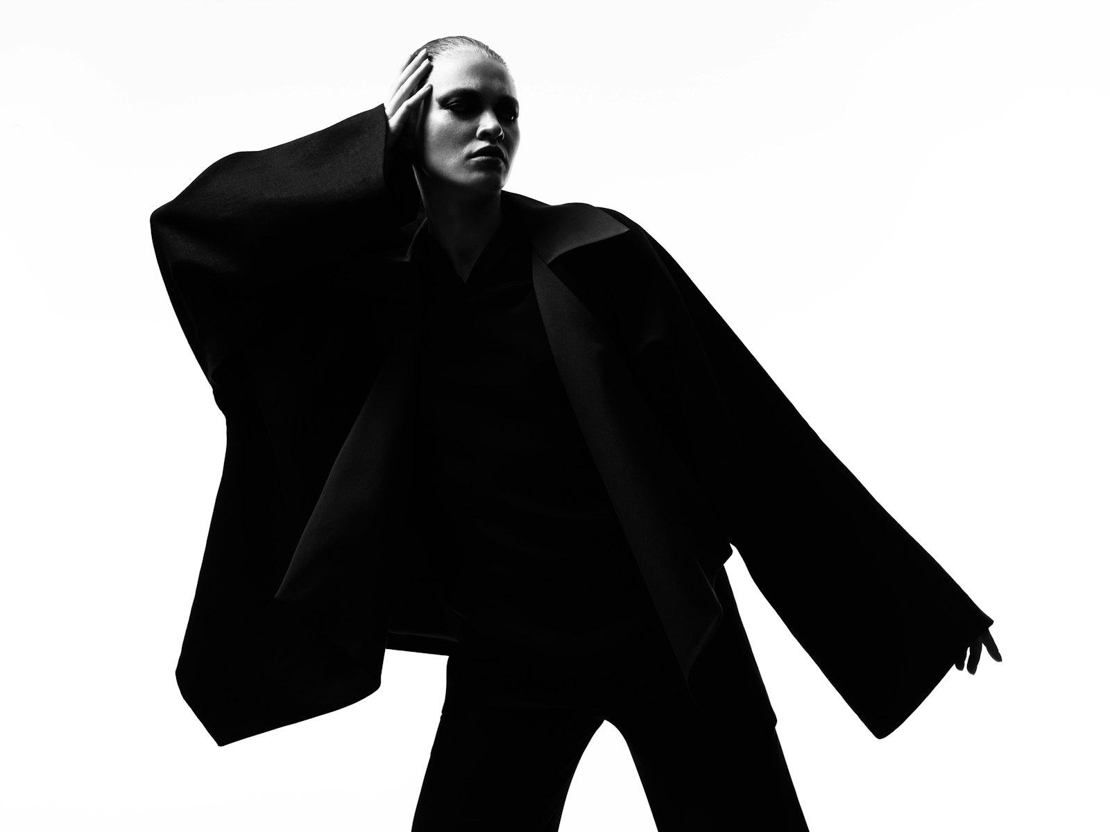Mannequin en veste noire oversize sur fond blanc