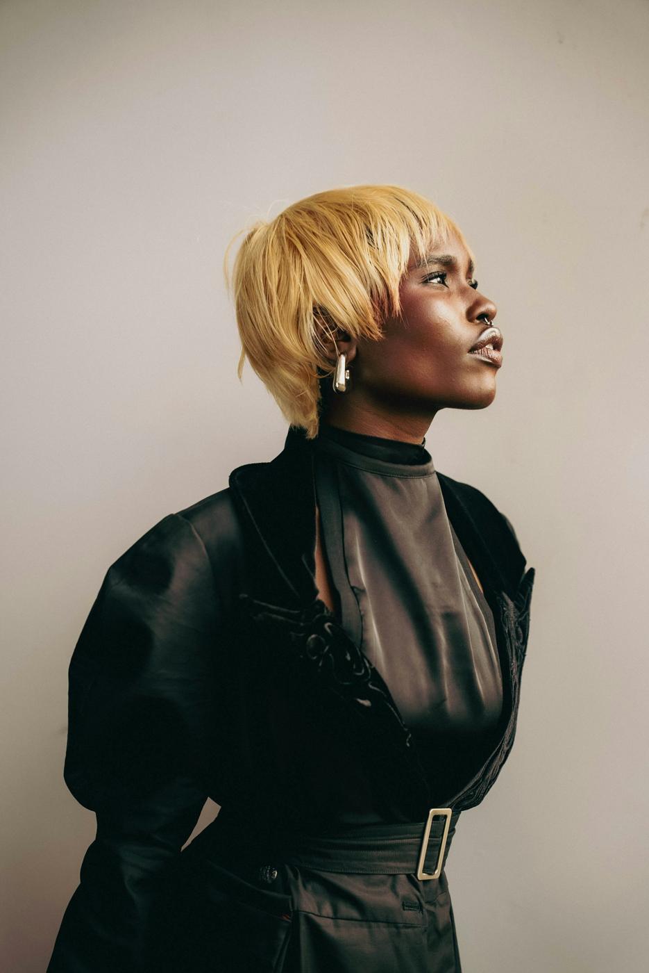 Femme en trench satin noir