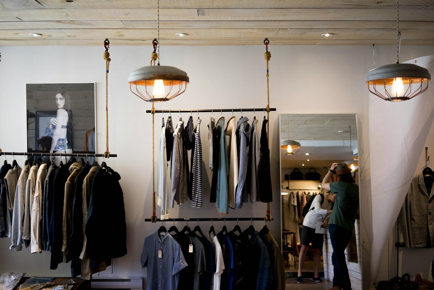 Intérieur de la boutique avec portants et suspensions