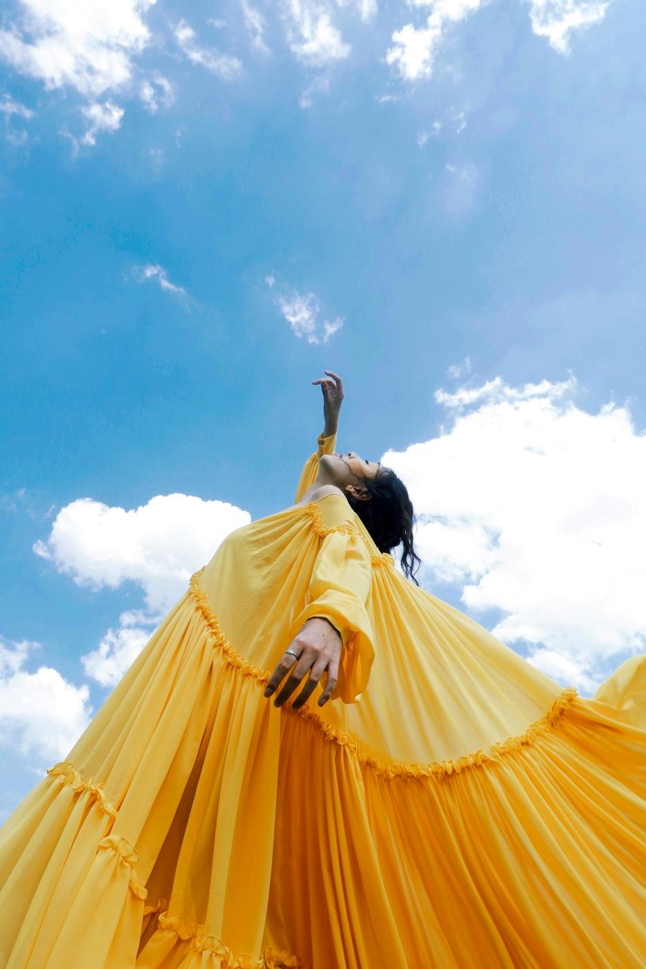 Robe plissée jaune sous un ciel bleu